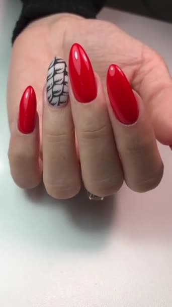 Krásná ženská ruka s červenou manikúrou close-up. Manikúra gel polské červené barvy