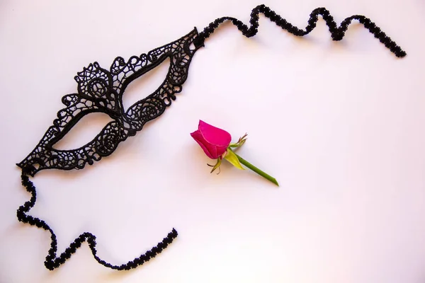 Masque Carnaval Dentelle Noire Pour Femme Rose Rouge Sur Fond — Photo