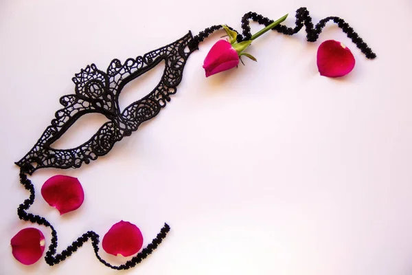 Masque Carnaval Dentelle Noire Pour Femme Rose Rouge Avec Pétales — Photo