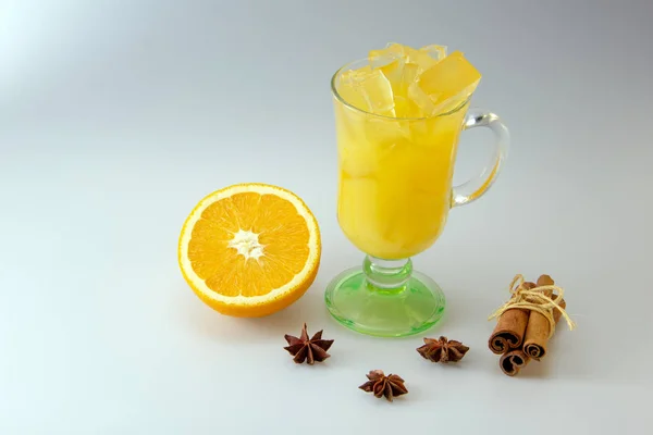 Koktél Narancslével Jéggel Egy Üvegpohárban Egy Szelet Narancs Fahéj Ánizs — Stock Fotó