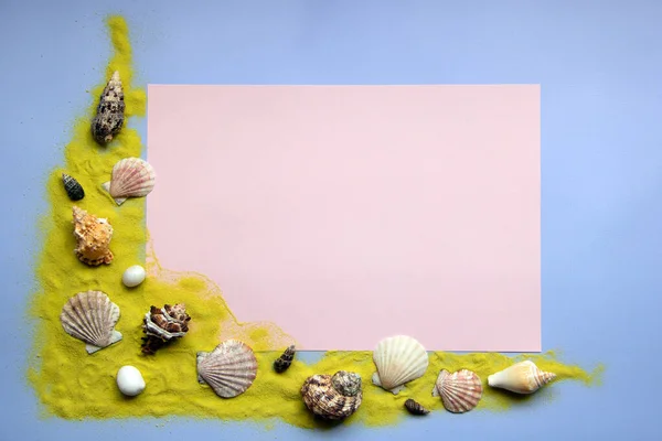 Creatieve Indeling Met Schelpen Geel Zand Een Blauwe Achtergrond Minimaal — Stockfoto