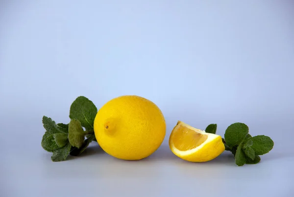 Limón Rodaja Limón Ramitas Menta Fresca Sobre Fondo Azul Ingredientes —  Fotos de Stock