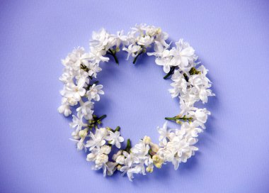 Etrafında çiçek açan leylak çiçekleri olan yaratıcı düz bir kompozisyon. Bahar konsepti Doğa geçmişi. Üst görünüm, alanı kopyala.