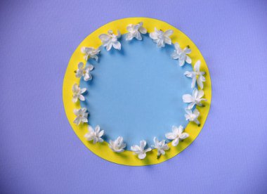 Yuvarlak kağıt ve çiçek açan beyaz leylaklı yaratıcı düz kompozisyon. Bahar konsepti Doğa geçmişi. Üst görünüm, alanı kopyala.