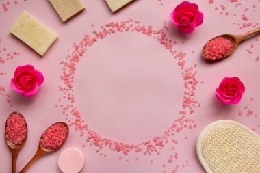 Pembe banyo tuzu, doğal sabun, duş süngeri, tahta kaşıklarda tuz, güller, pembe arka planda banyo bombası. Vücut bakımı konsepti, organik banyo ürünleri. Spa kozmetik. Düz yatıyordu. Boşluğu kopyala.