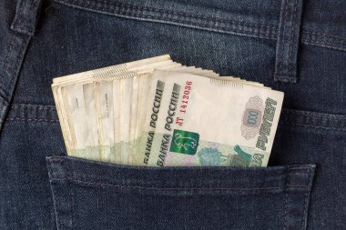 Kot pantolonun arka cebinden çıkan pek çok ruble yakın çekim için kullanılıyor..