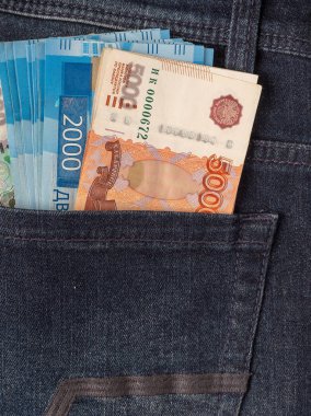 Kot pantolonun arka cebinde bir sürü rublem banknot var..
