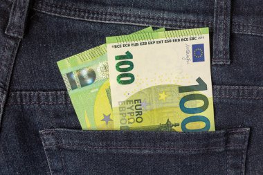 Bir kot pantolonun arka cebinde iki yüz euro.