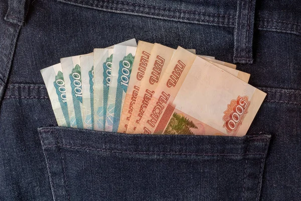 Kot pantolonun arka cebinden çıkan pek çok ruble yakın çekim için kullanılıyor..