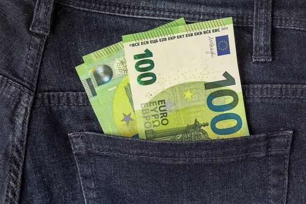 Bir kotun cebinde 100 Euro 'luk banknotlar