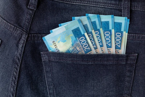 Rusya 'nın banknotları kot pantolonun arka cebinde.. 