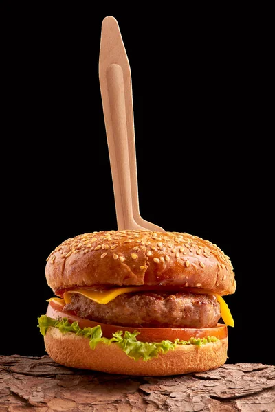 Siyah arka planda ev yapımı hamburger. Taze burger, ahşap kırsal masada. Çizburger..