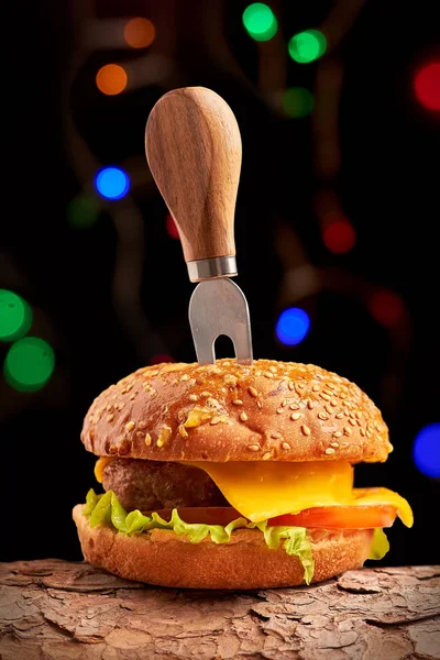 Siyah arka planda ev yapımı hamburger. Taze burger, ahşap kırsal masada. Çizburger..