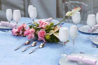 Mavi gökyüzü renkli masa örtüsünde güzel bir masa örtüsü. Yemek servisi için hazır.