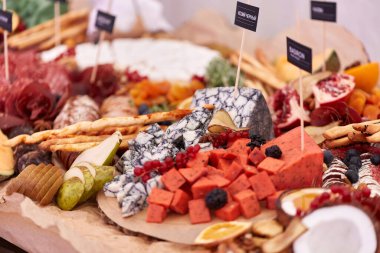 Pek çok farklı yiyecek çeşidine yakın çekim.