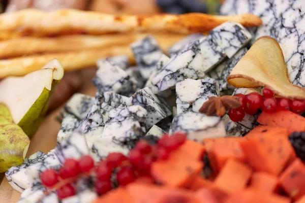 Um close-up de muitos tipos diferentes de apitizadores. Conjunto de lanches de vinho antipasti italiano . — Fotografia de Stock