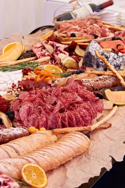 Um close-up de muitos tipos diferentes de apitizadores. Conjunto de lanches de vinho antipasti italiano . — Fotografia de Stock