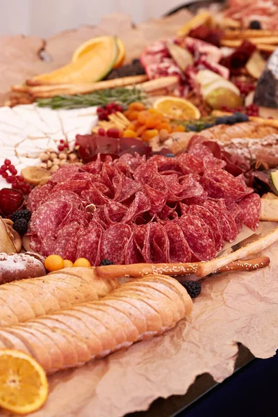 Pek çok apitizerin yakın çekimi. İtalyan antipasti şarap aperatifleri..