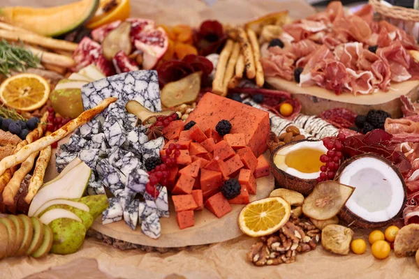 Um close-up de muitos tipos diferentes de apitizadores. Conjunto de lanches de vinho antipasti italiano . — Fotografia de Stock