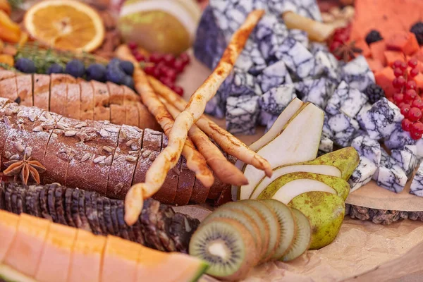 Um close-up de muitos tipos diferentes de apitizadores. Conjunto de lanches de vinho antipasti italiano . — Fotografia de Stock