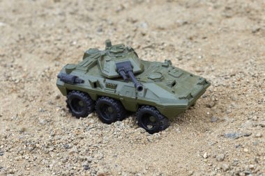 Kumsaldaki oyuncak bir arabanın yakın çekimi.