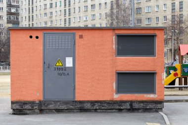 Metro istasyonundaki güç transformatörünün güç kutusu.