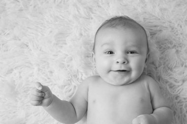 Gülümseyen bir bebek çocuk portresi siyah ve beyaz