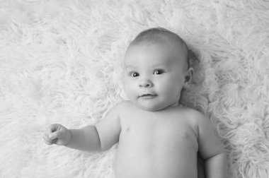 siyah-beyaz bir erkek çocuk portresi