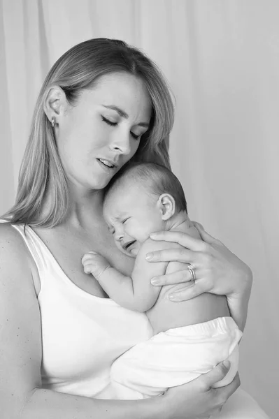 Madre consolando a su bebé llorando — Foto de Stock