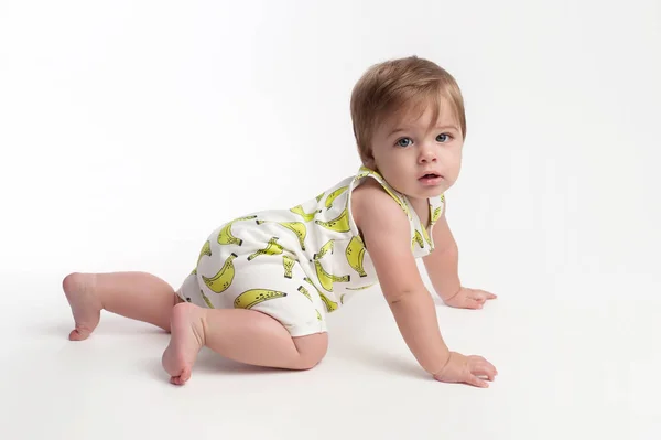 Kruipende babyjongen — Stockfoto