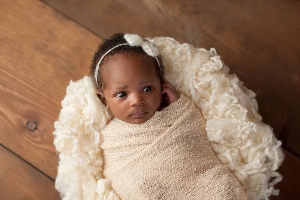 Alerte nouveau-né bébé fille emmaillotée dans un emballage extensible — Photo