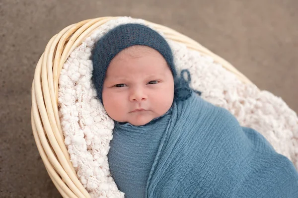 Новорожденный мальчик в корзине — стоковое фото