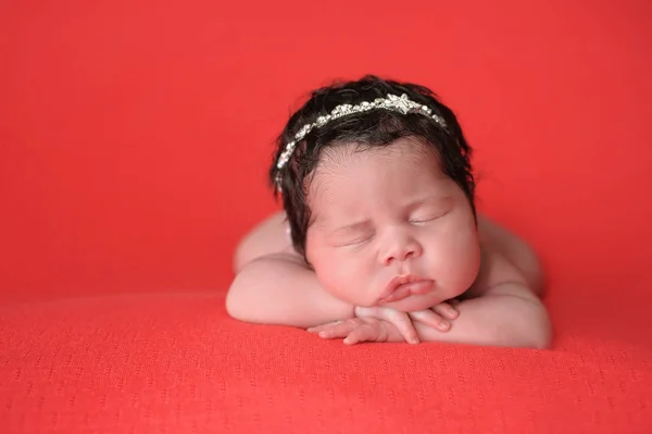 Nyfödd Baby flicka klädd en Rhinestone pannband — Stockfoto