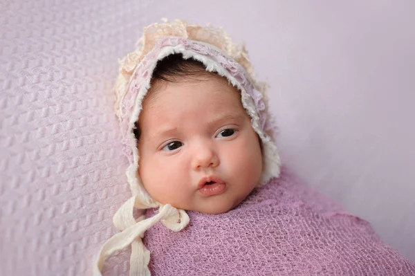 Bebê menina vestindo um boné de renda — Fotografia de Stock