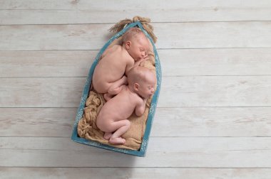 İkiz bebek erkek bir tekne içinde uyku