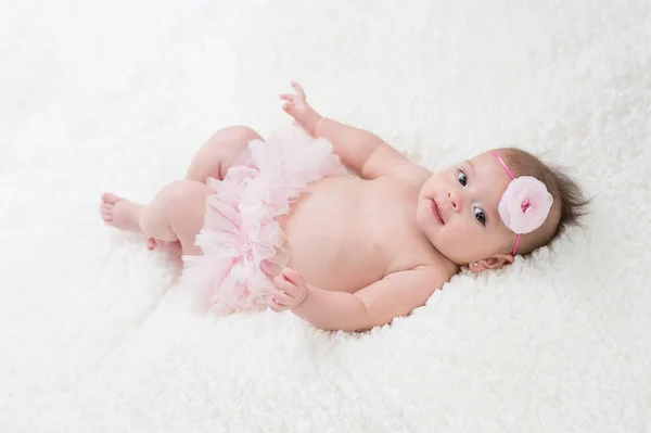 Bebê menina vestindo rosa Bloomers — Fotografia de Stock