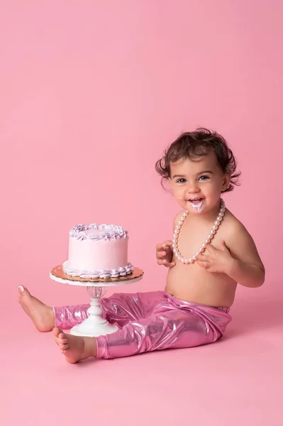 Sorrindo um ano de idade bebê menina com bolo de aniversário — Fotografia de Stock