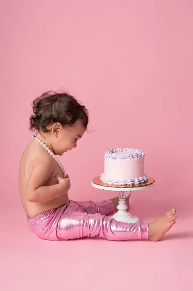 Um ano de idade bebê menina com bolo de aniversário — Fotografia de Stock