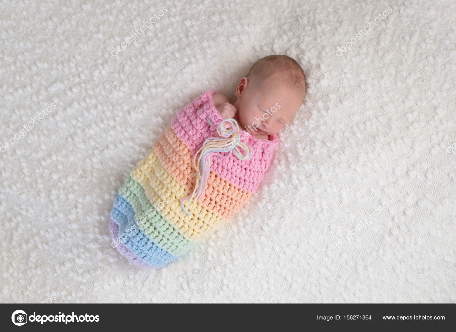 Bebe Fille Dans Une Pochette De Couleur Arc En Ciel Image Libre De Droit Par Katrinaelena C
