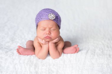 Lavanta sineklik şapka giyen yeni doğan bebek kız