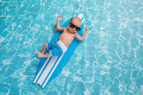 Menino Recém Nascido Mês Deitado Uma Pequena Prancha Surf Azul — Fotografia de Stock