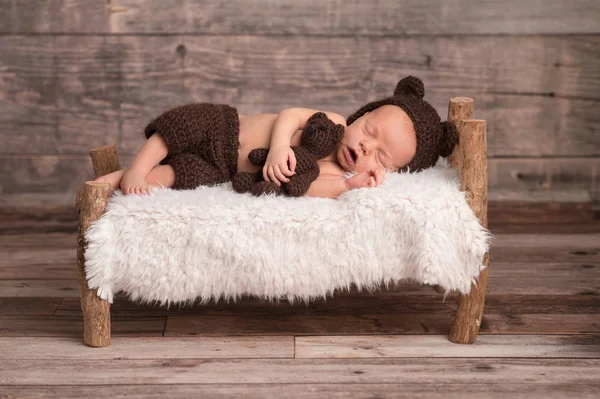 Pasgeboren Baby Boy dragen een beer Bonnet — Stockfoto