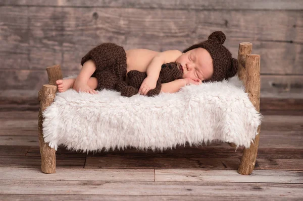 Menino recém-nascido vestindo um chapéu de urso — Fotografia de Stock