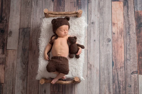 Menino recém-nascido vestindo um chapéu de urso — Fotografia de Stock