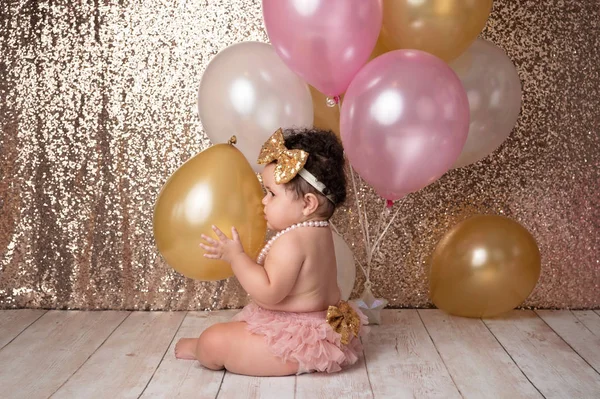 Bébé fille d'un an avec ballons — Photo