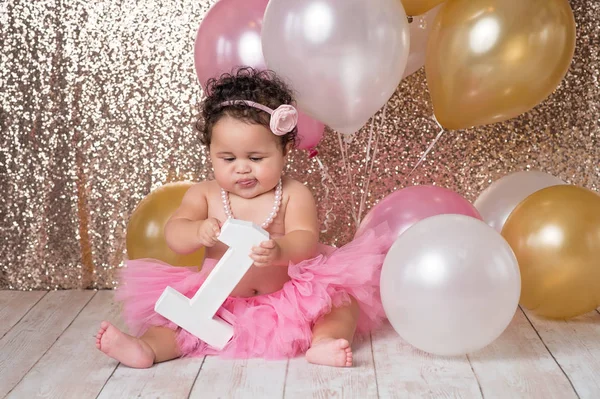 Um ano de idade bebê menina com balões — Fotografia de Stock