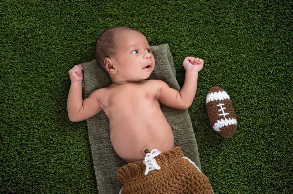 Bambino appena nato con calcio — Foto Stock