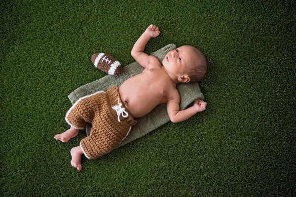 Pasgeboren Baby Boy dragen voetbal Uniform — Stockfoto