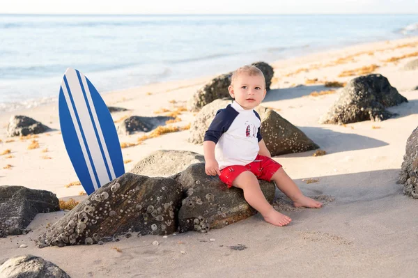 Één-jarige jongetje op het strand — Stockfoto
