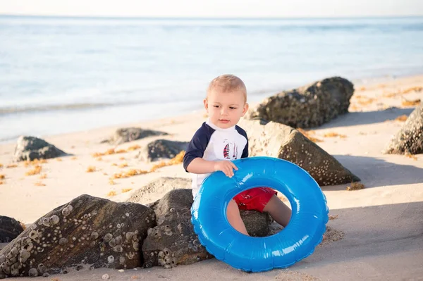 해변에서 1 년 된 아기 — 스톡 사진